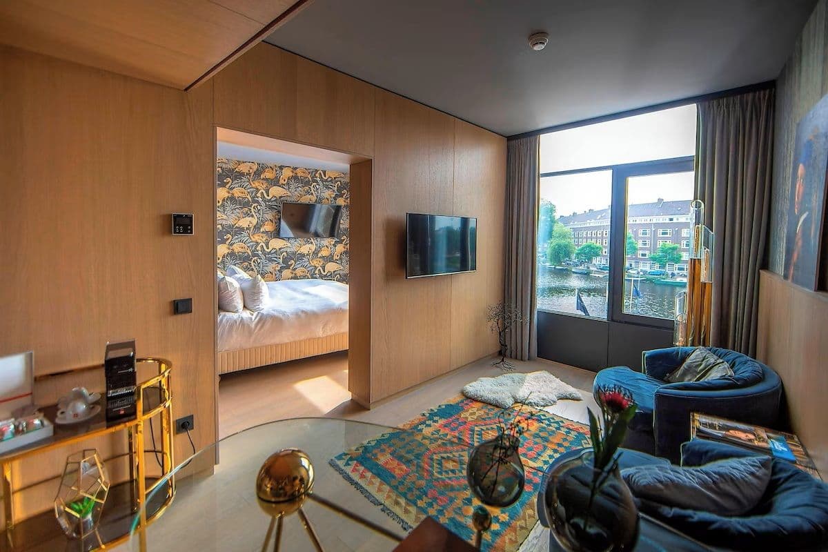 Lichtdoorlatende vitrages in een hotelkamer van het Apollo Hotel