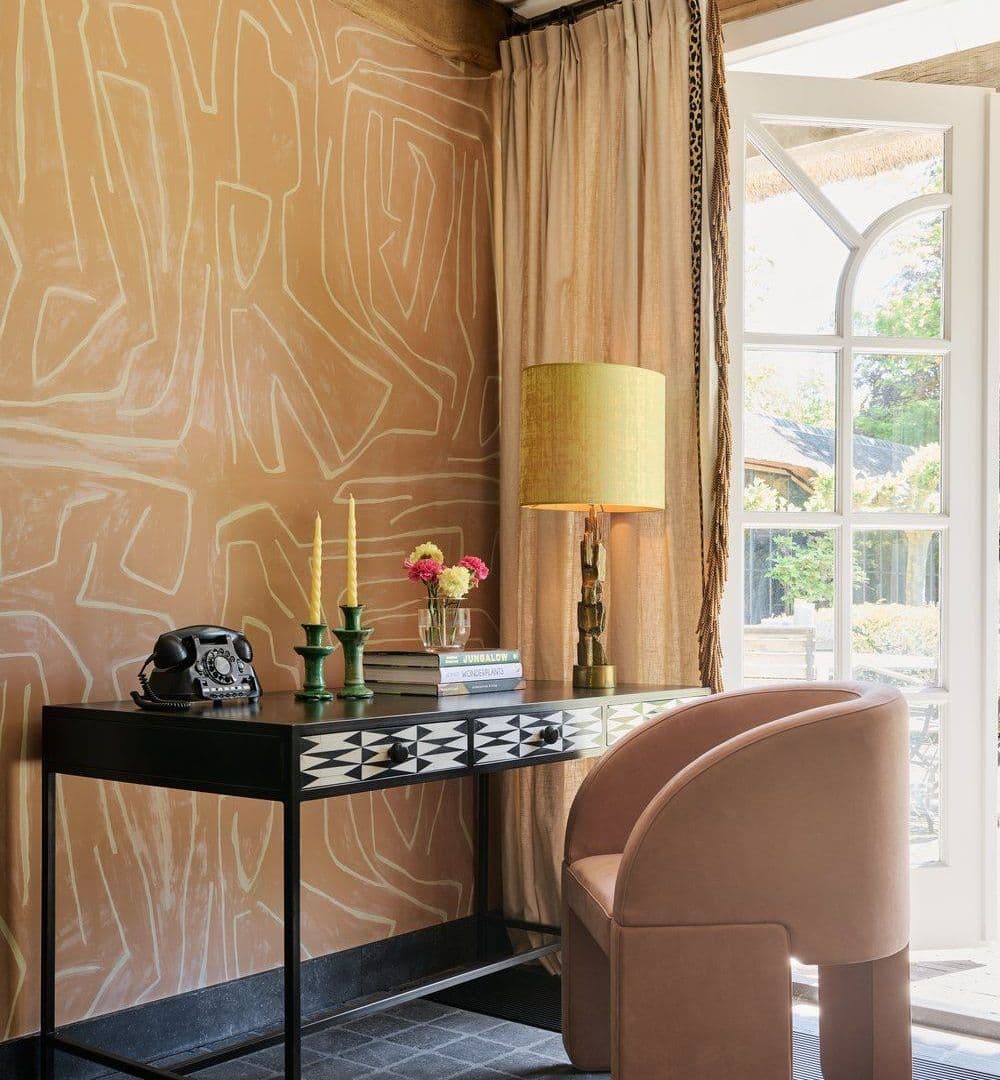 Gestoffeerde eetkamerstoelen in een villa-interieur in Blaricum