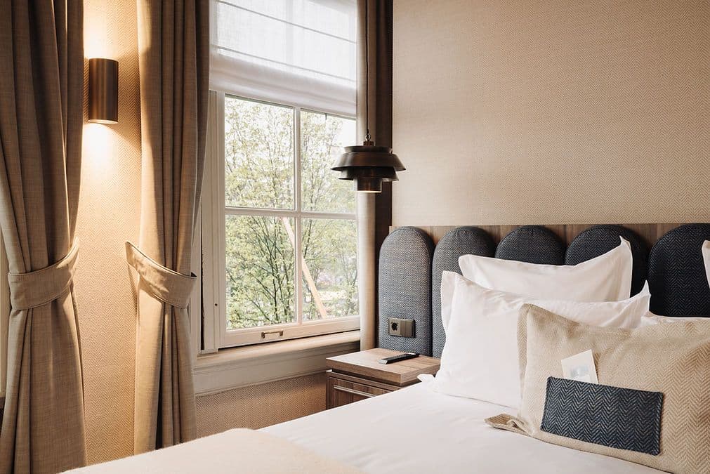 Vouwgordijnen als raambekleding in een woonkamer