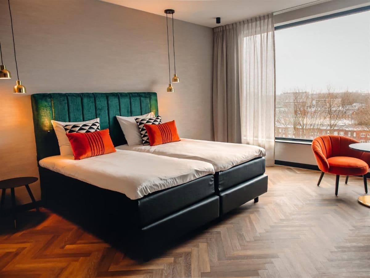 Groen velours headboard in Hotel Van der Valk Schiedam