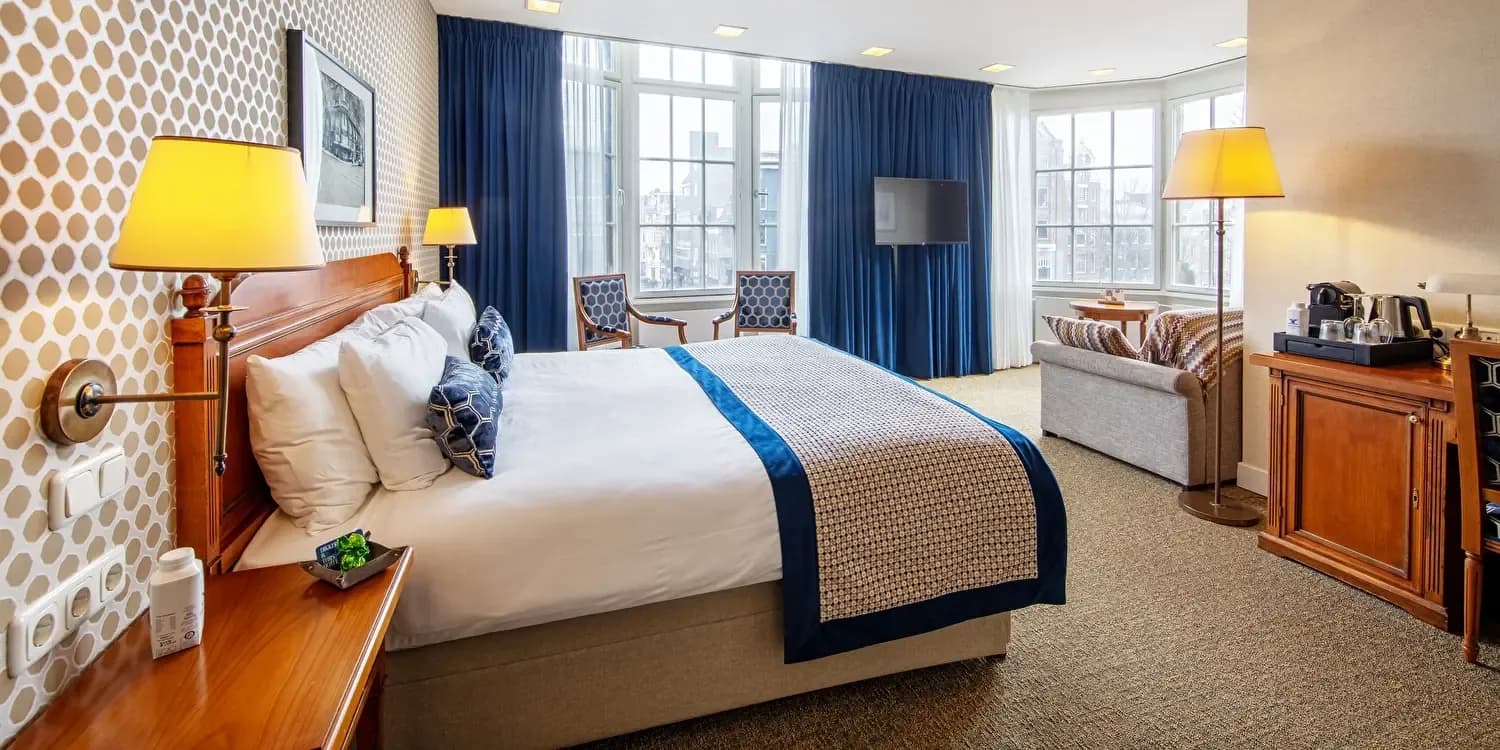 Bedloper op een suite-bed in het Dikker & Thijs Hotel