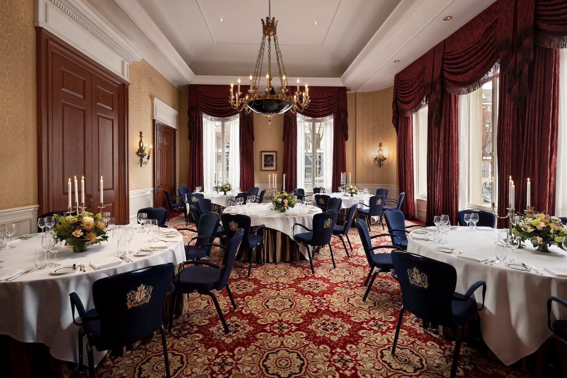 Draperieën met geplooide lambrekijnen in de Sarphatizaal van het Amstel Hotel