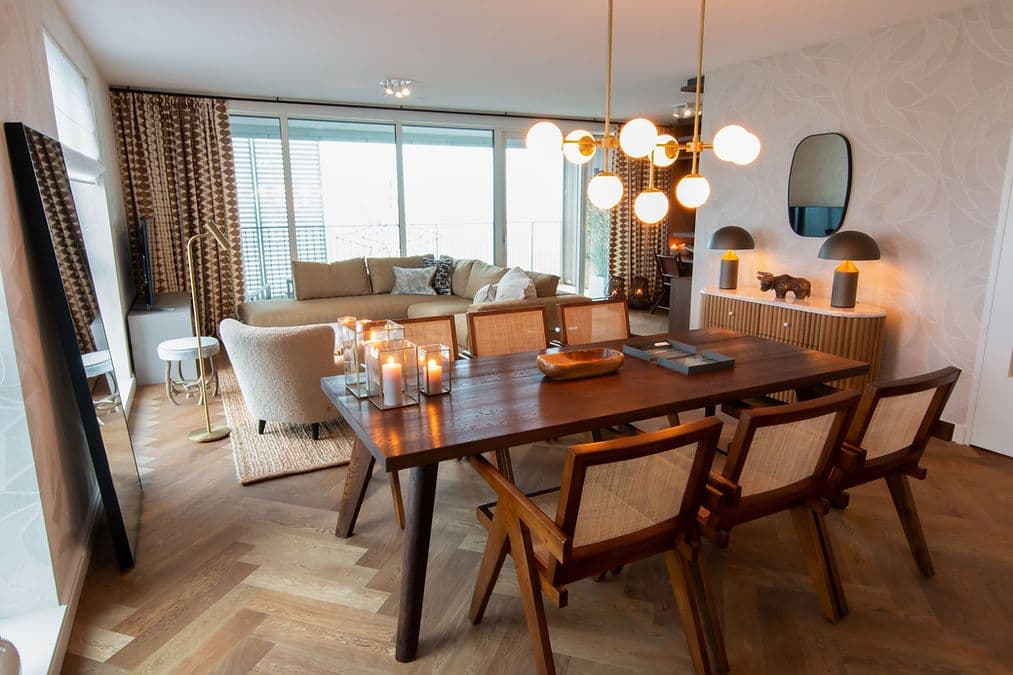 Woonkamer met jaloezieën voor de raampartij